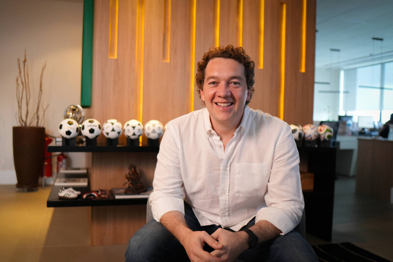 A La Serena, empresa de produtos esportivos, planeja alcançar R$ 100 milhões em faturamento até 2030, vendendo itens de marcas como Adidas e Nike para o setor corporativo e educacional.